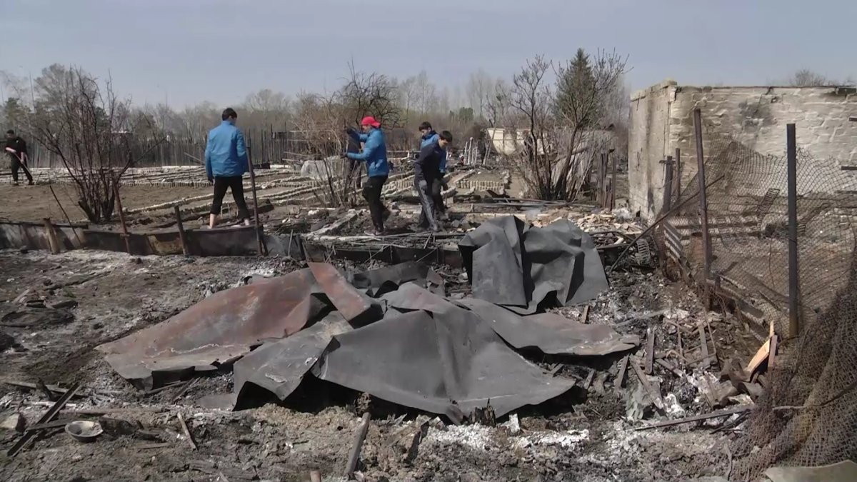 Павлодарда «Жастар рухының» белсенділері саяжайы өртеніп кеткен тұрғындарға көмектесті