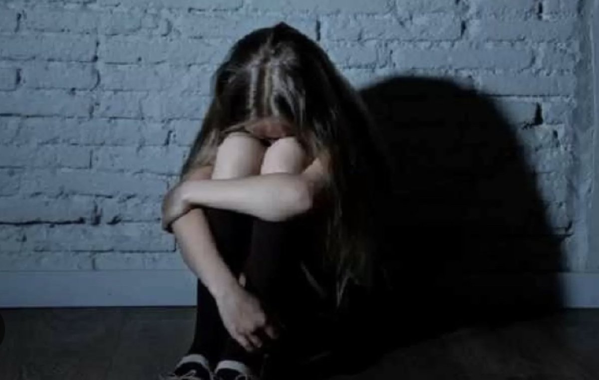 Трое мужчин изнасиловали 13-летнюю девочку в пустыне Бухары