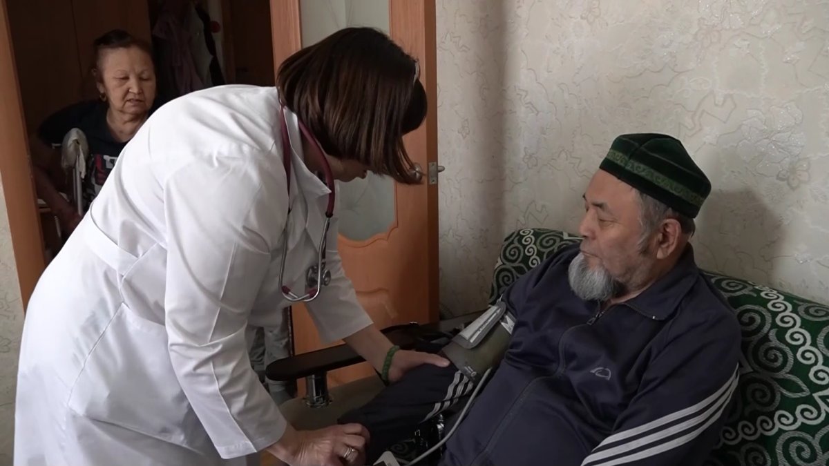 Медицинское обследование на дому организовали для пожилых костанайцев члены партии «AMANAT».