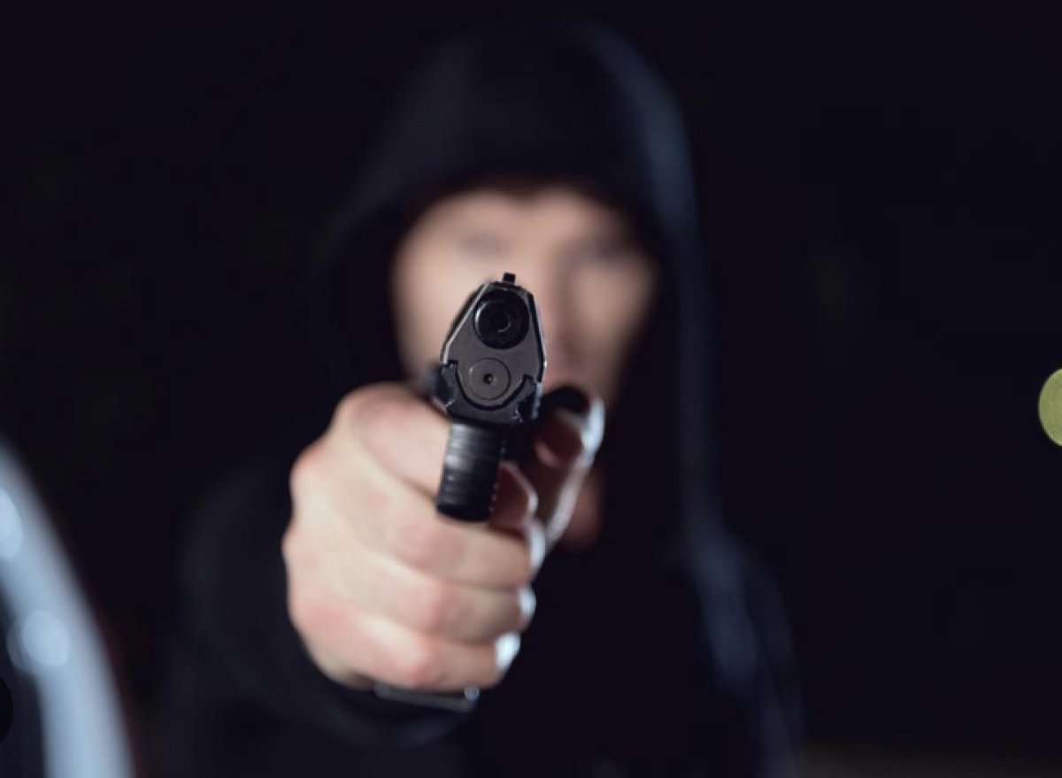 Мопедист открыл огонь по городскому автобусу в Алматы