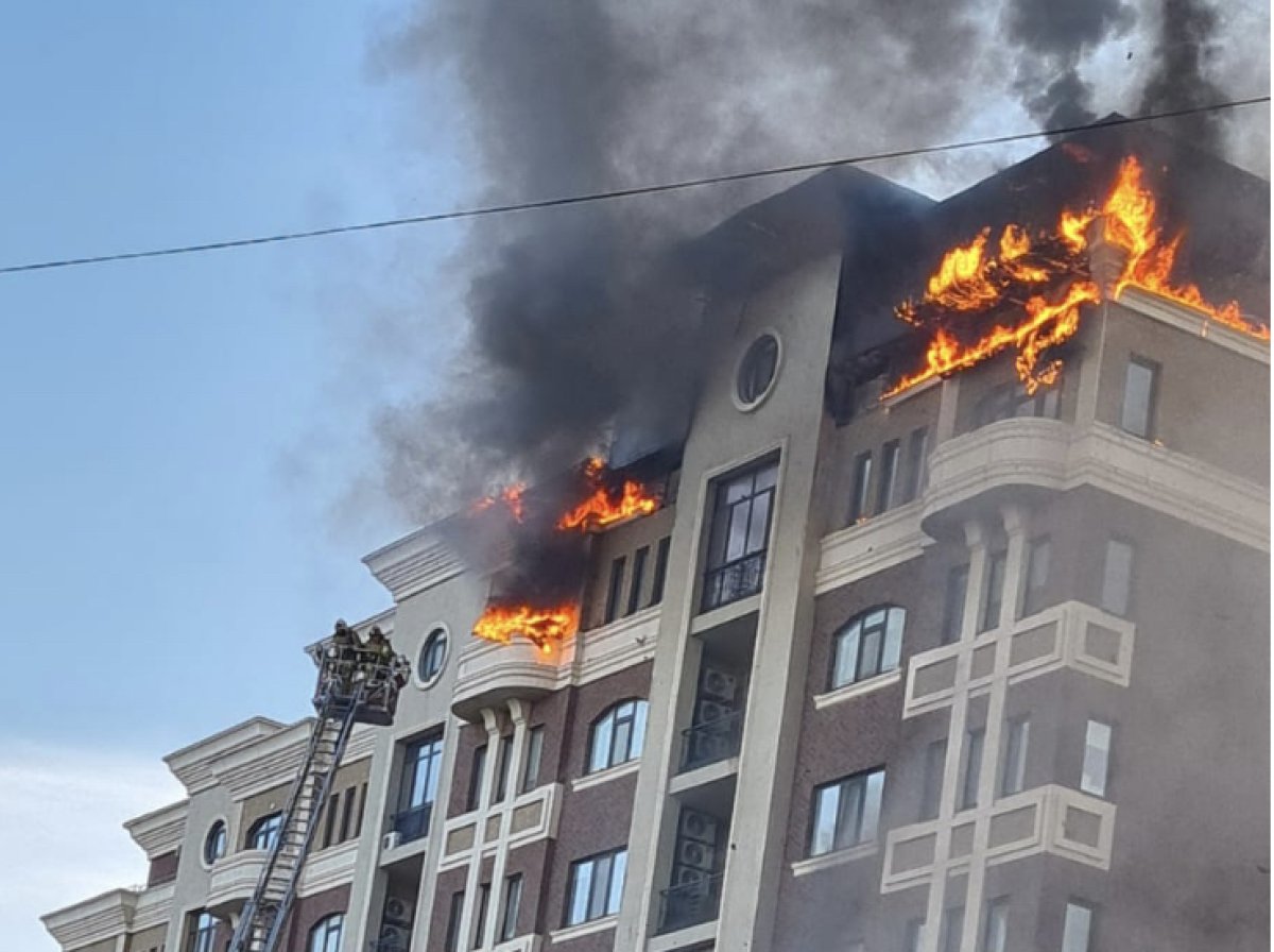 Новая десятиэтажка загорелась в Атырау