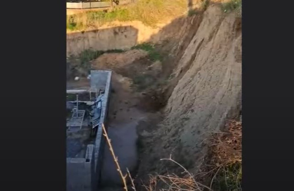 "Гора сейчас сползет". ЧП случилось в предгорном микрорайоне Алматы