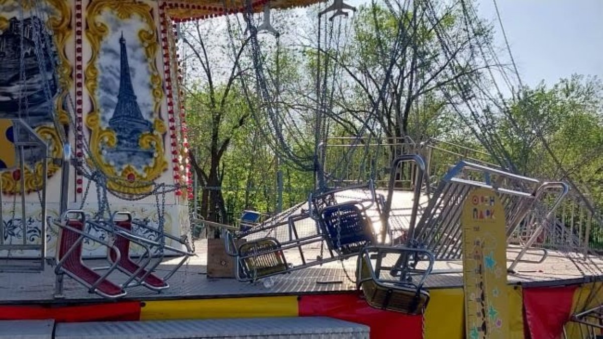 В Оренбурге рухнула карусель с детьми