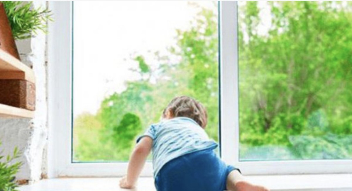 Двухгодовалый ребенок выпал из окна многоэтажки в столице