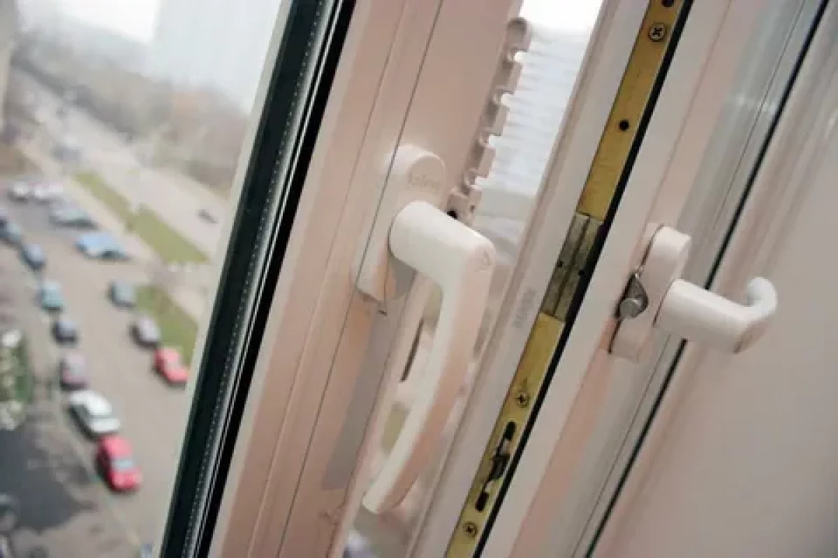 Астанада 2 жасар қыз терезеден құлап, аман қалды