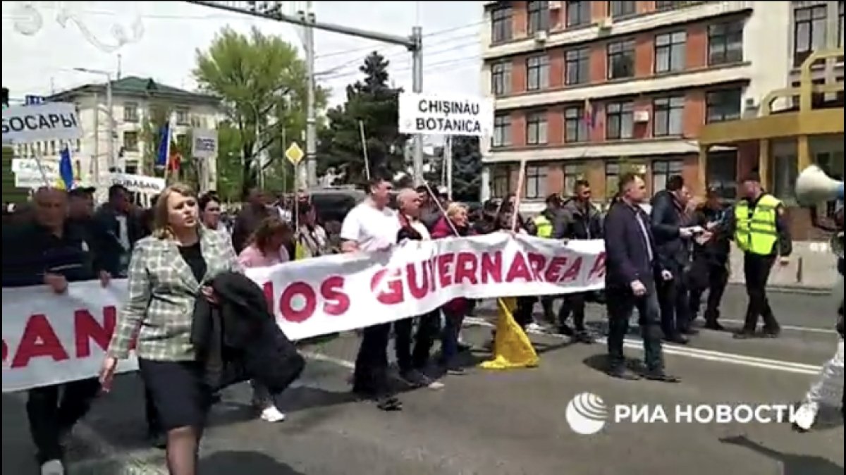 На улицы Кишенева вышли тысячи людей и требуют отставки президента