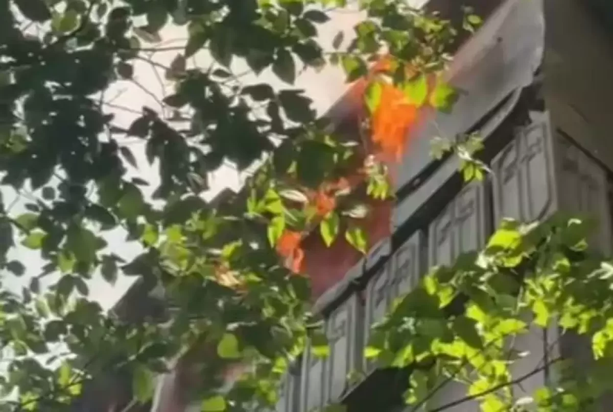 Алматыда жанып жатқан пәтерден 68 жастағы зейнеткер құтқарылды