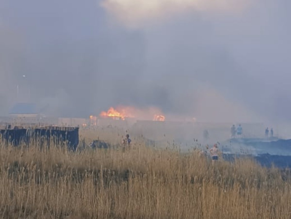Пожар вспыхнул на окраине Петропавловска: огонь приближается к домам