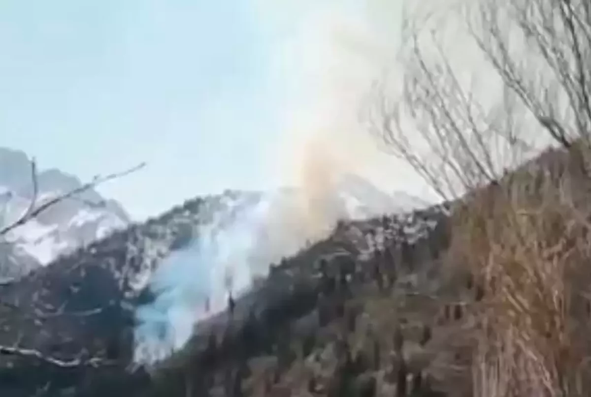 Медеуде тағы бір құтқарушы жарақат алды, өртпен күрес жалғасуда