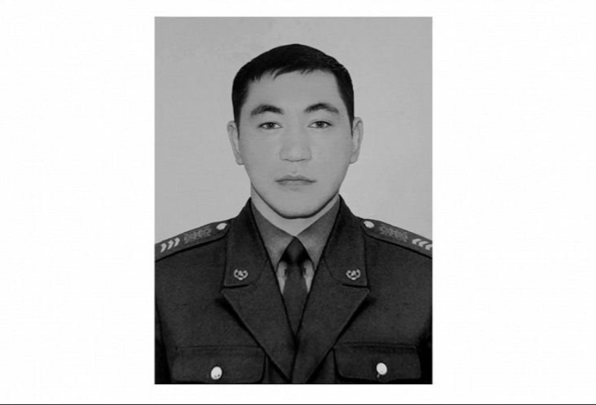 Пожарный погиб во время борьбы с огнем на склоне горы в Алматы