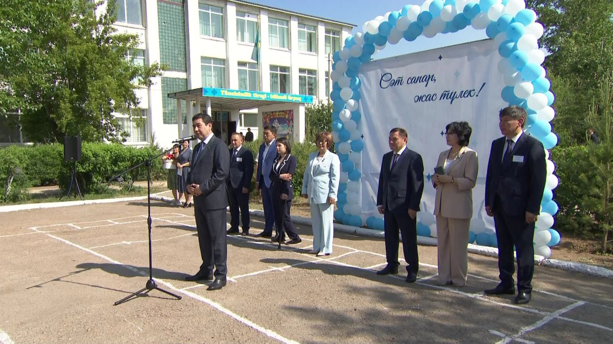 Мәжіліс төрағасы мектеп бітіруші түлектерді құттықтады