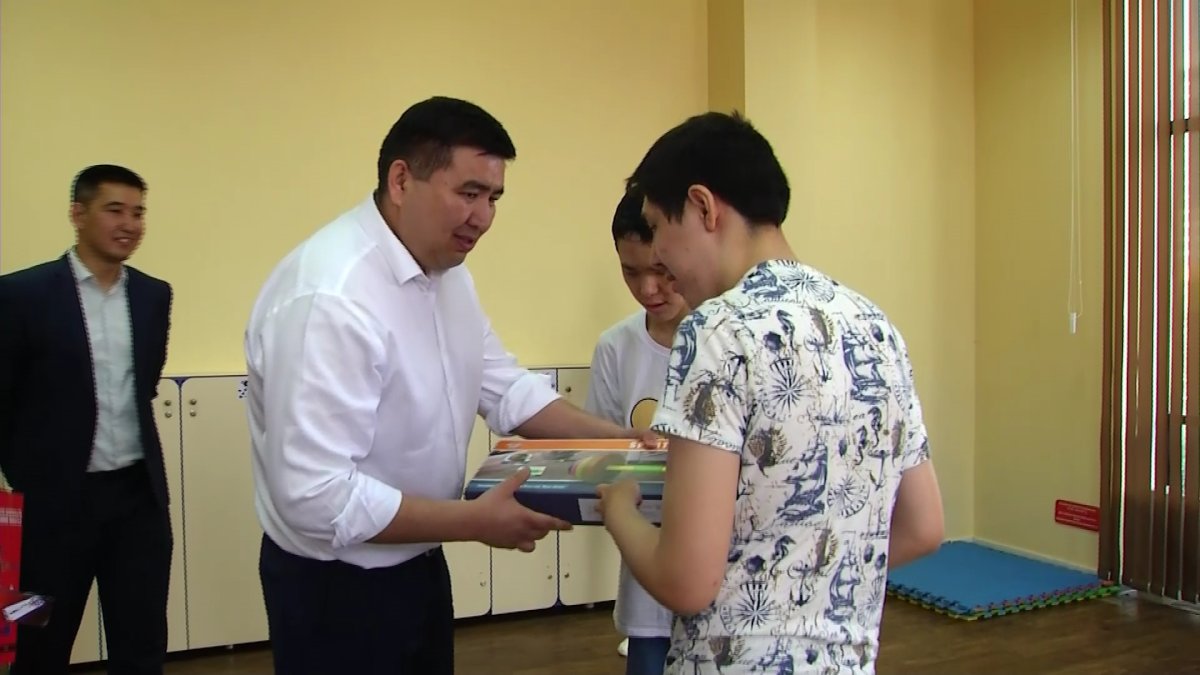 Члены партии «AMANAT» поздравили особенных детей с 1 июня
