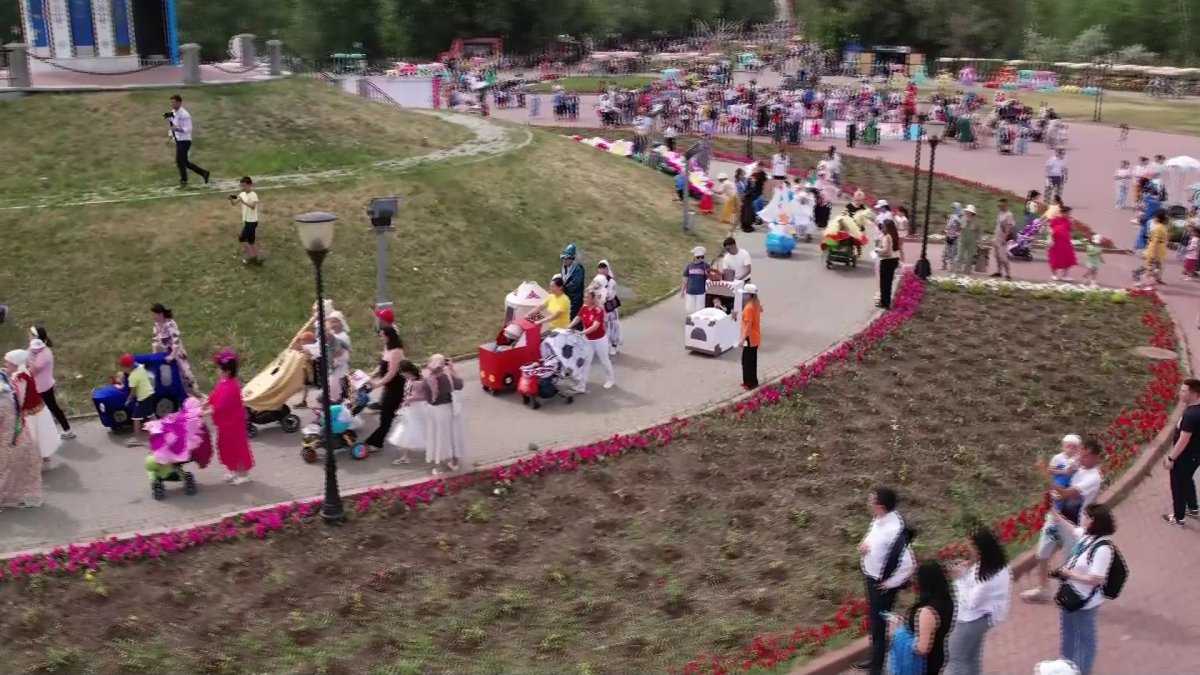 Парад колясок и гонки в ползунках провели в Актобе