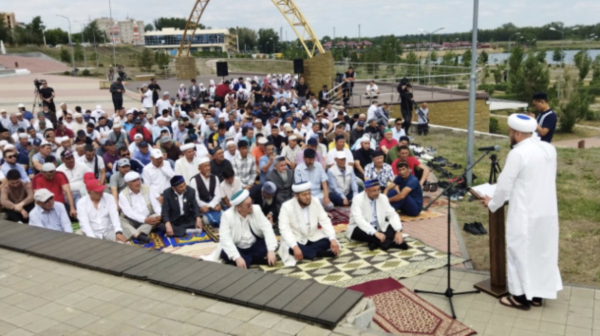 Мусульмане Костаная на набережной помолились о дожде