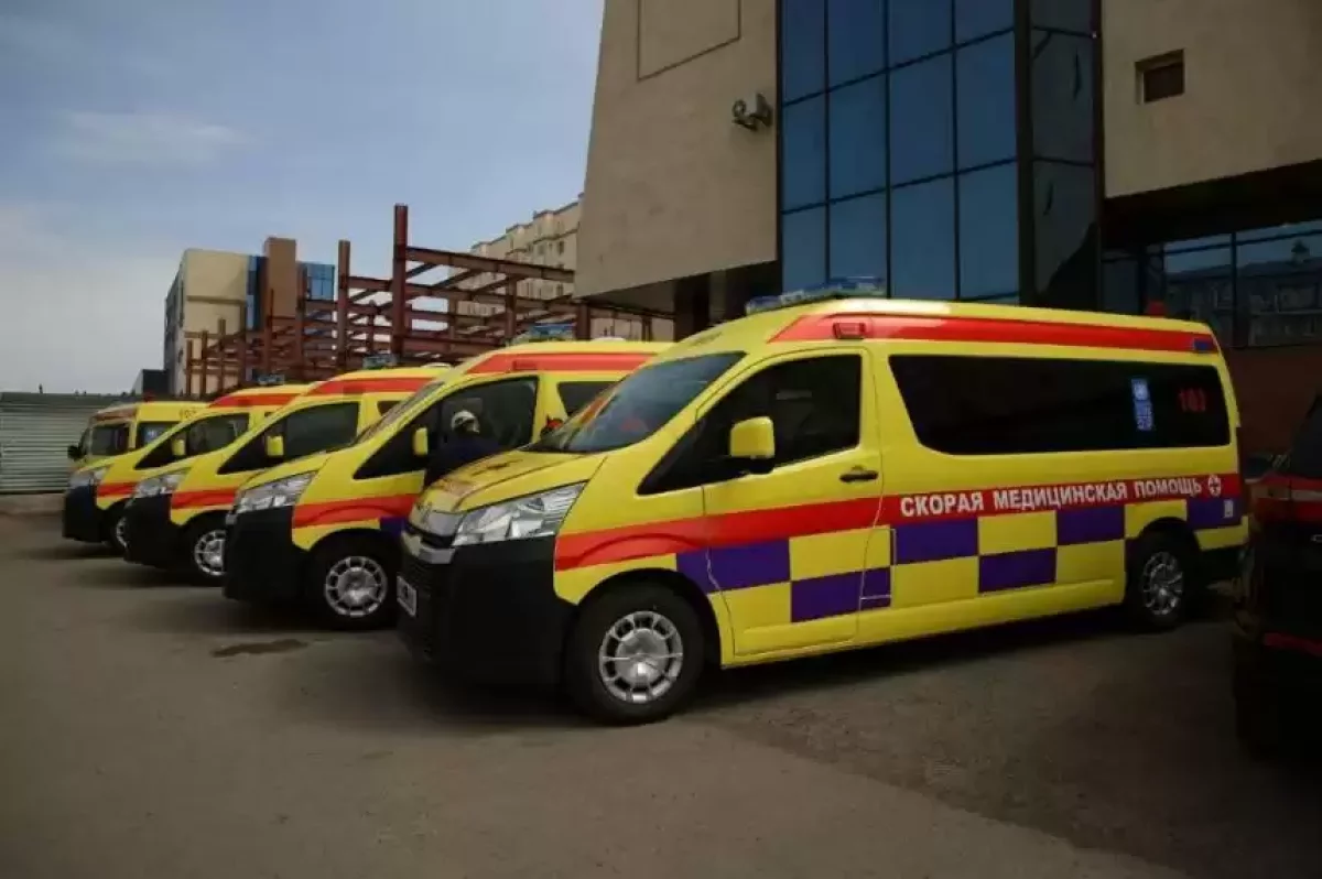 Семейде өрт аймағында жедел жәрдем дайын тұр, түтіннен уланған бір адам ауруханаға жатқызылды