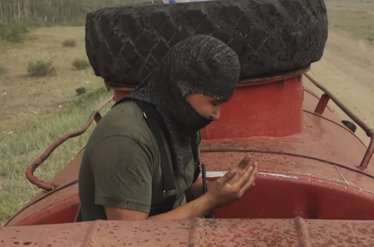 Кадрами с места тушения пожара в области Абай поделился спасатель