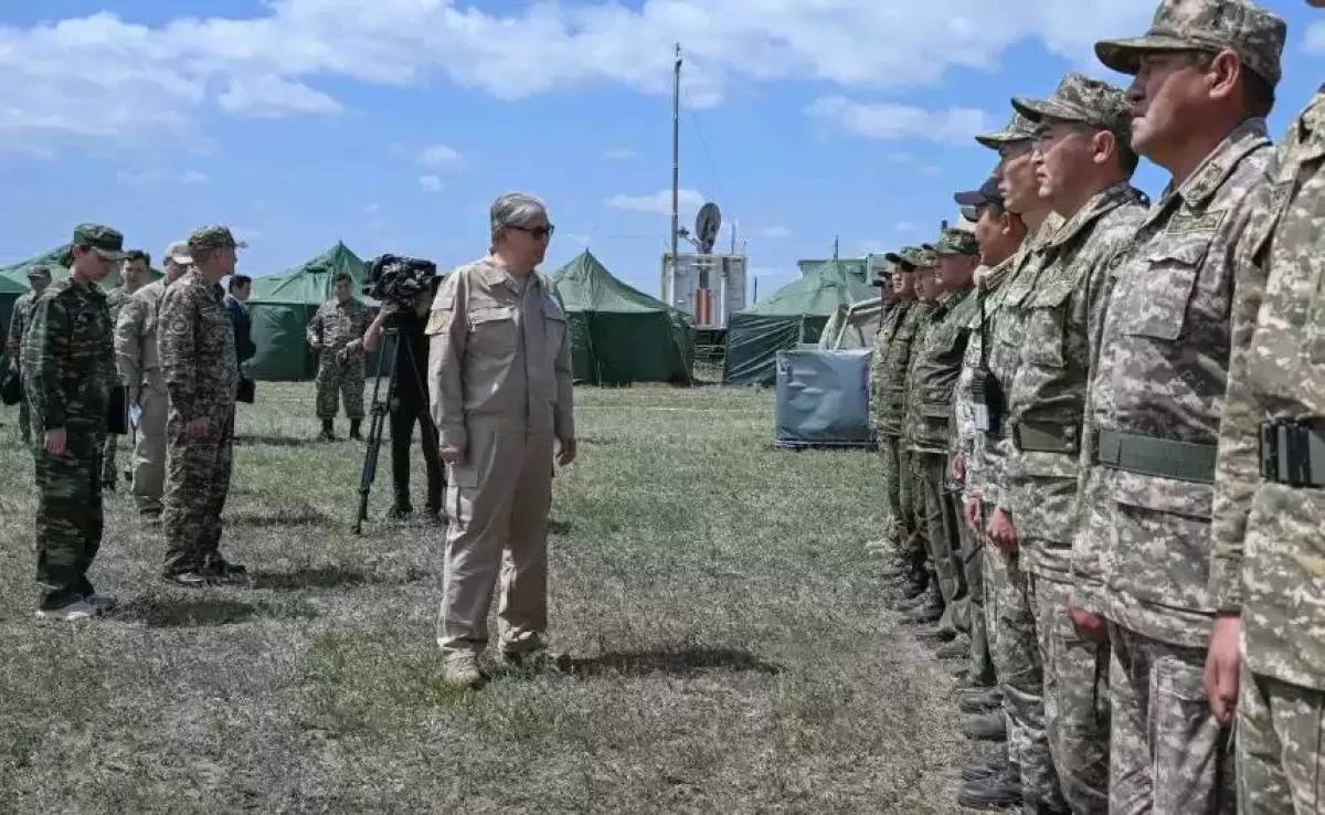 Президент құтқарушылармен және еріктілермен кездесті