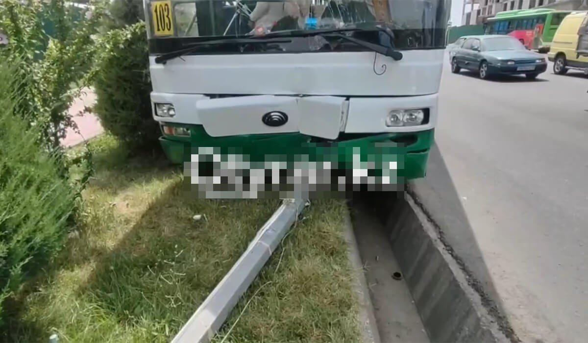 Шымкентте автобустың тежегіші істен шығып, бағанаға соғылды