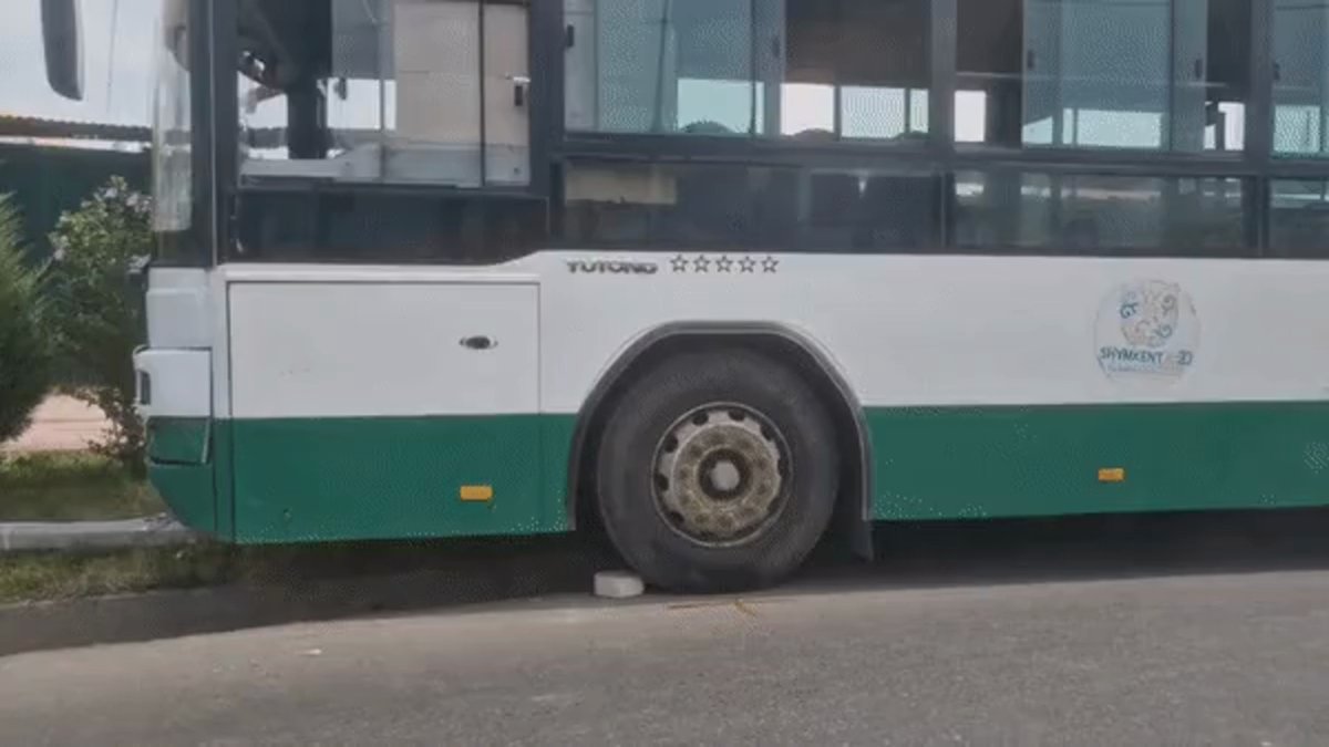 У автобуса с пассажирами отказали тормоза, и он врезался в столб в Шымкенте