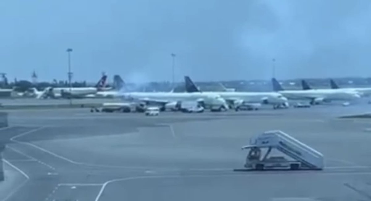 Самолет задымился в аэропорту Алматы