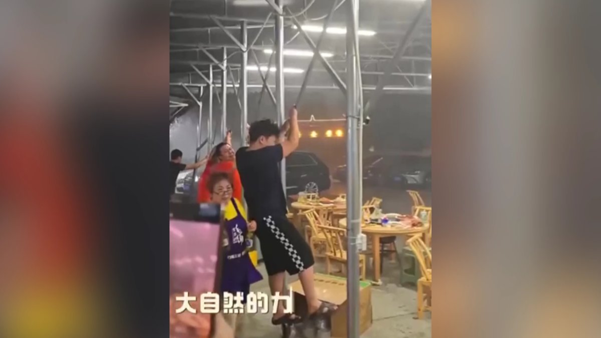 В Китае посетители кафе пытались удержать крышу и улетели