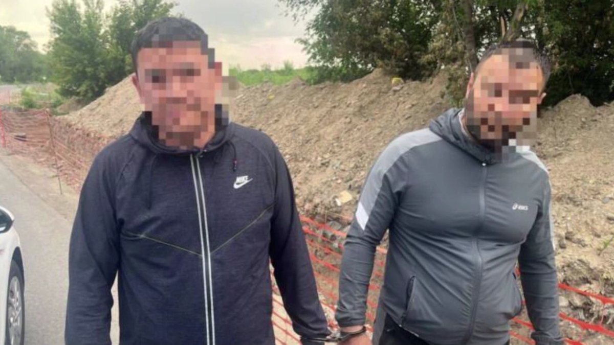 В Алматы полицейские задержали курьера с пистолетом и патронами
