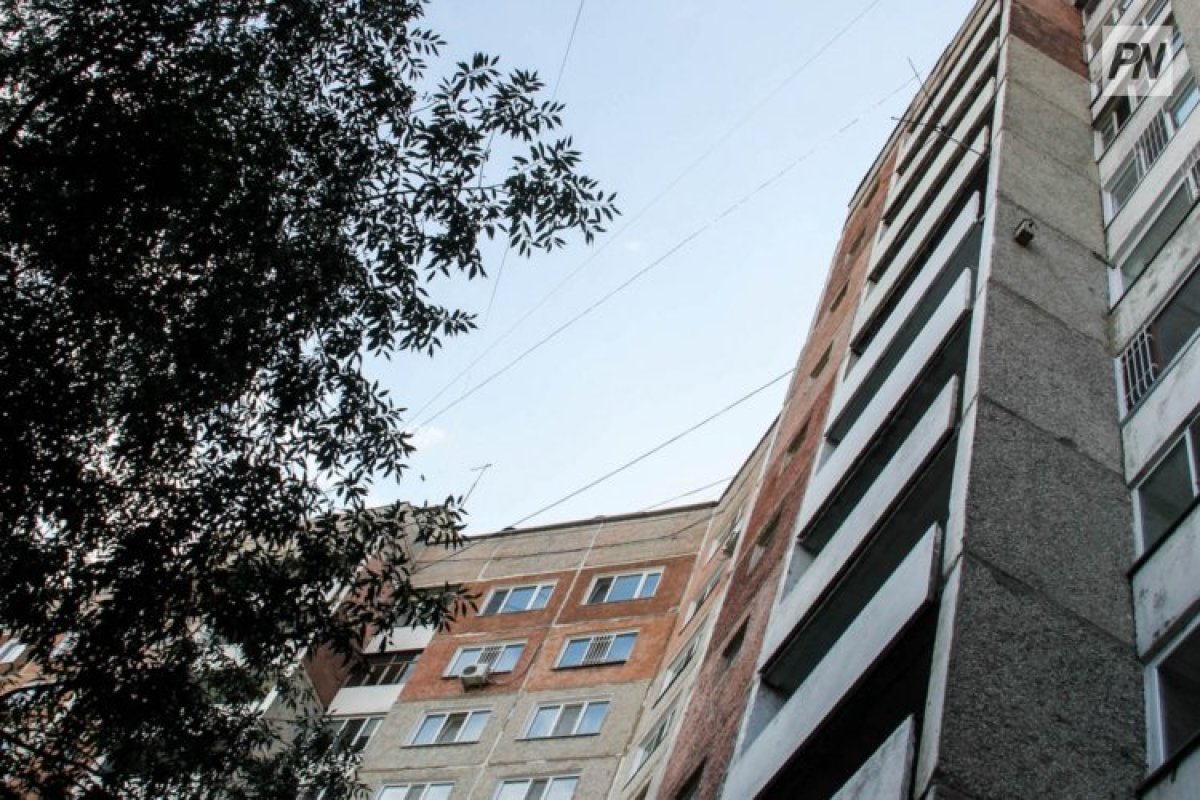 «Приглядывала из окна за младшими»: школьница разбилась насмерть в Аксу