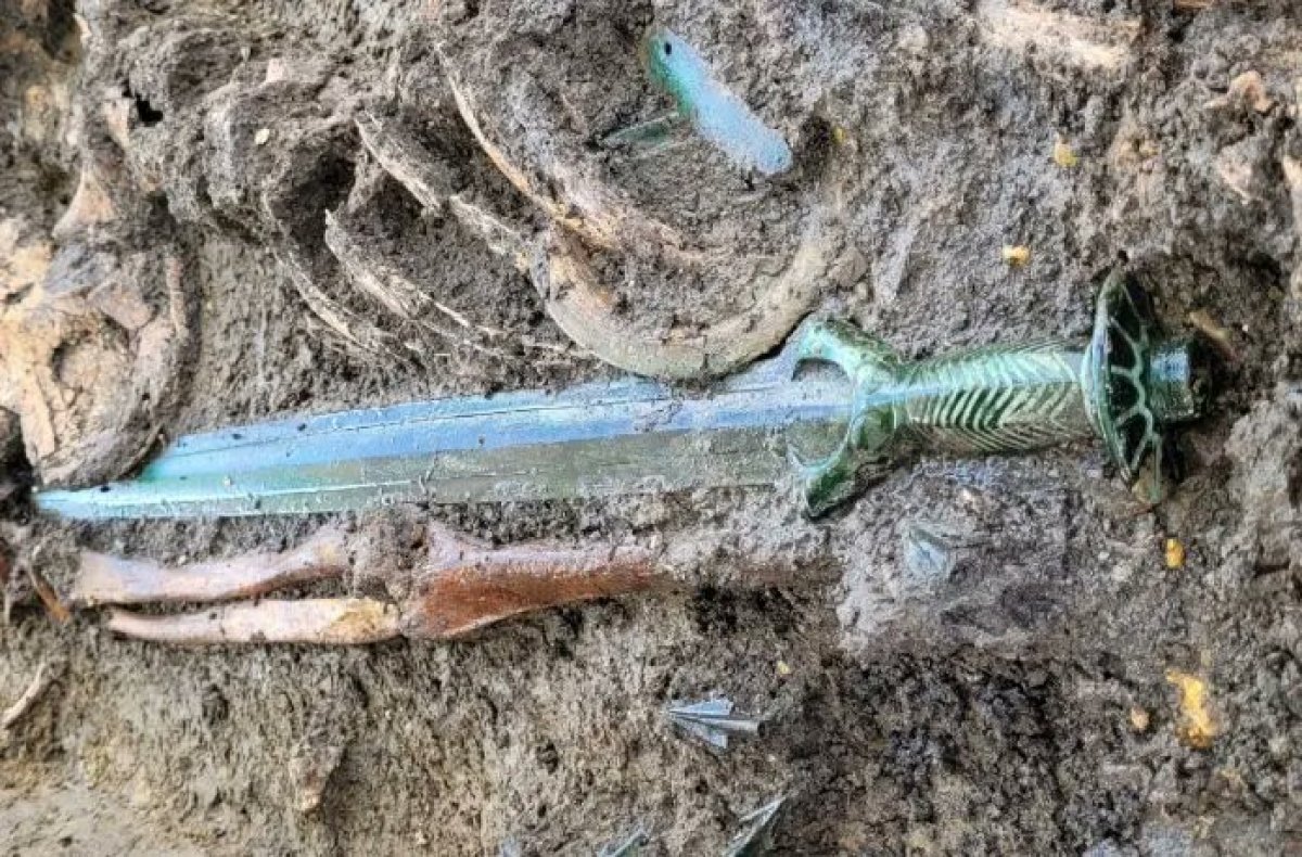 Древний сверкающий меч нашли немецкие археологи