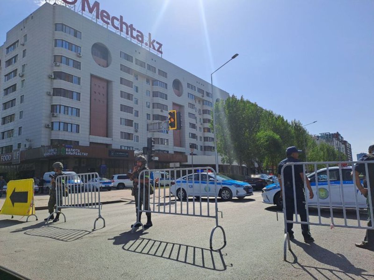 Астанада қарулы ер адам 7 адамды банк ғимаратында қамап ұстап отыр: оқиға орнында не болып жатыр?