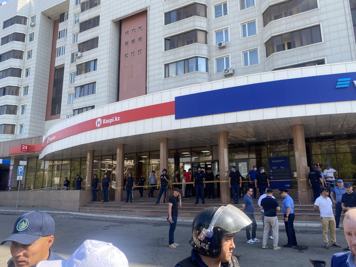 С захватчиком пытаются договориться профессиональные переговорщики