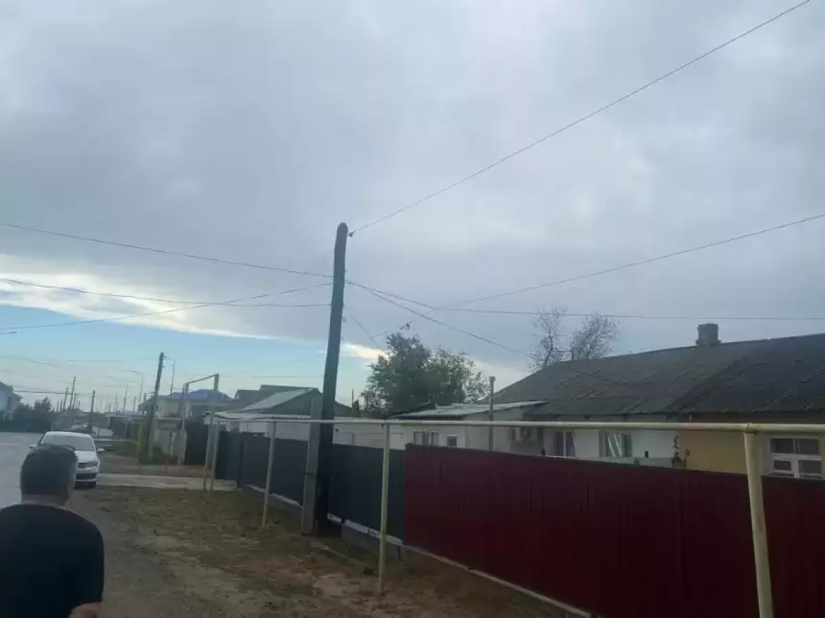 Атырауда қатты желдің салдарынан бірнеше шағын аудан жарықсыз қалды