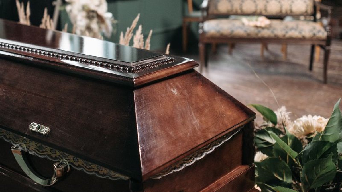 Эквадорда жерлеу рәсімі кезінде табытта оянған әйел жеті күннен кейін қайтыс болды