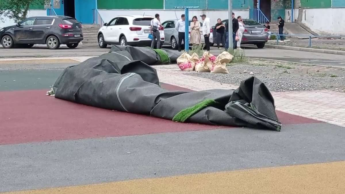 Ураган сорвал покрытие на детской площадке в Караганде: двое детей в больнице