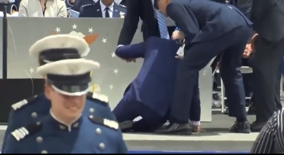 Джо Байден упал во время торжественной церемонии