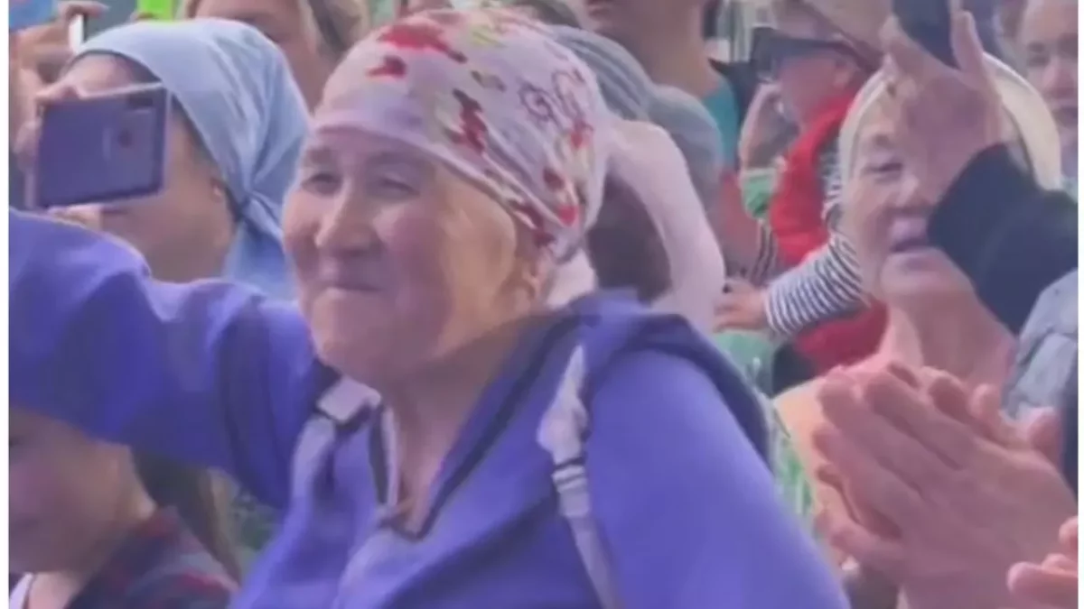 "Соңғы қоңырау": концерт кезінде би билеп көптің көңілін көтерген әже желіні жарды