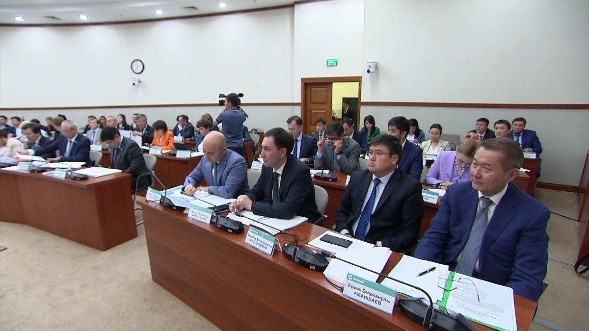 Казахстанцы тратят половину своих доходов на продукты – фракция «AMANAT»