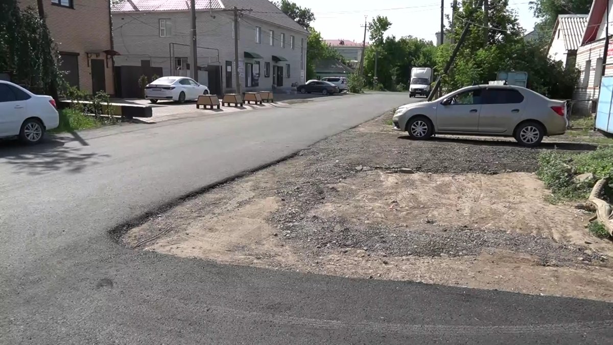 Аманатовцы Уральска помогли отремонтировать дорогу