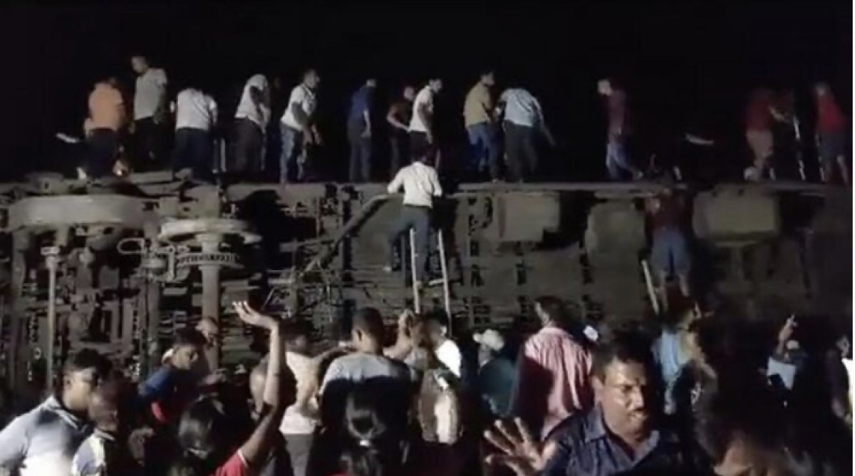 Полсотни человек погибло во время столкновения пассажирского и грузового поезда в Индии