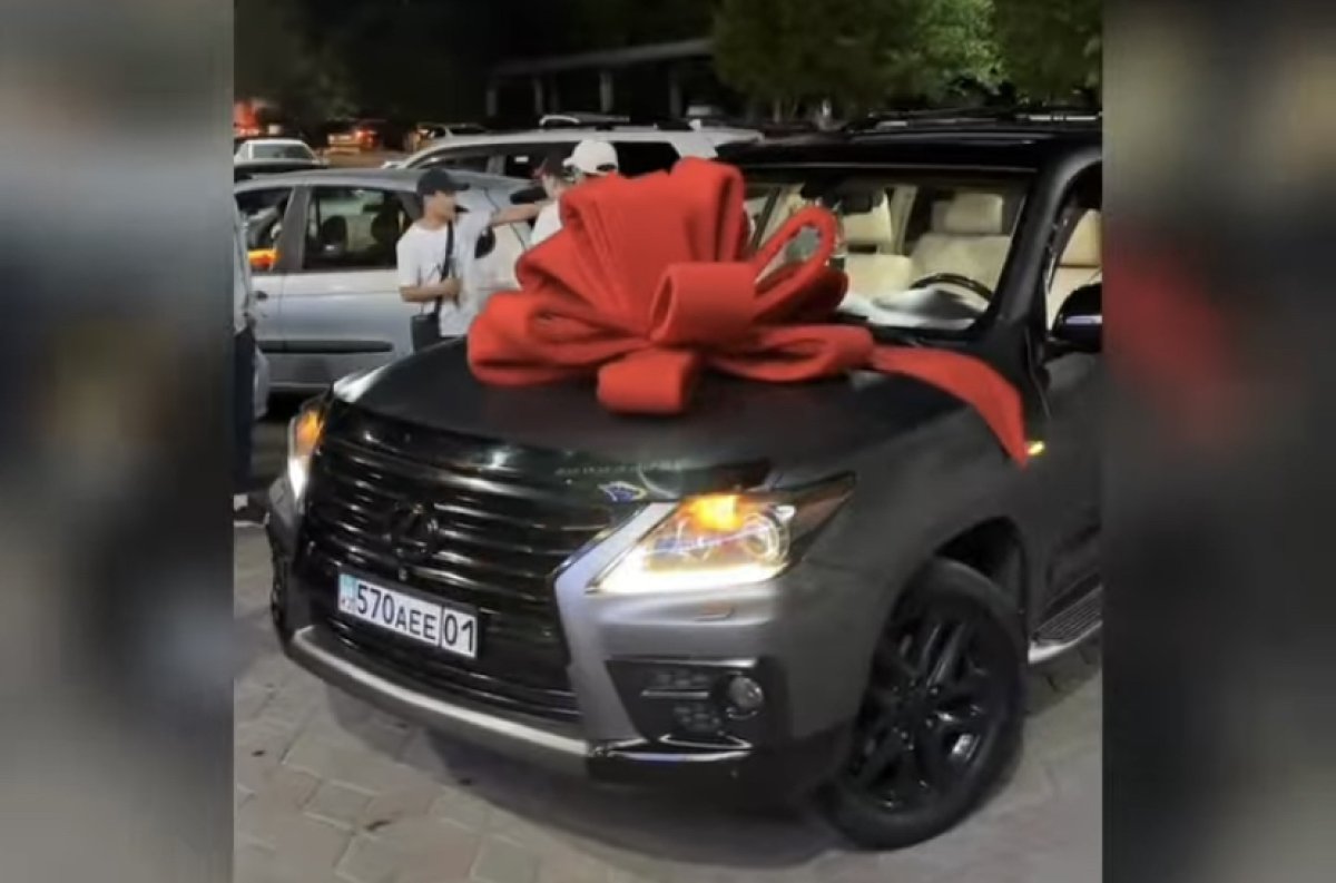 Боксер Санжар Ташкенбай купил отцу роскошный Lexus