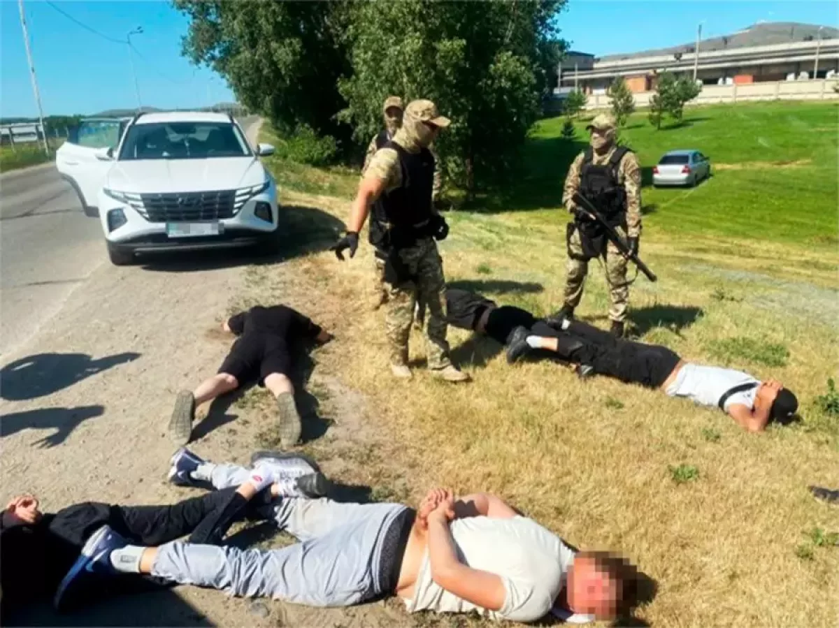 "Қарумен келген". Өскеменнің ішкі істер органдарымен текетіресте жүрген қылмыстық топ ұсталды