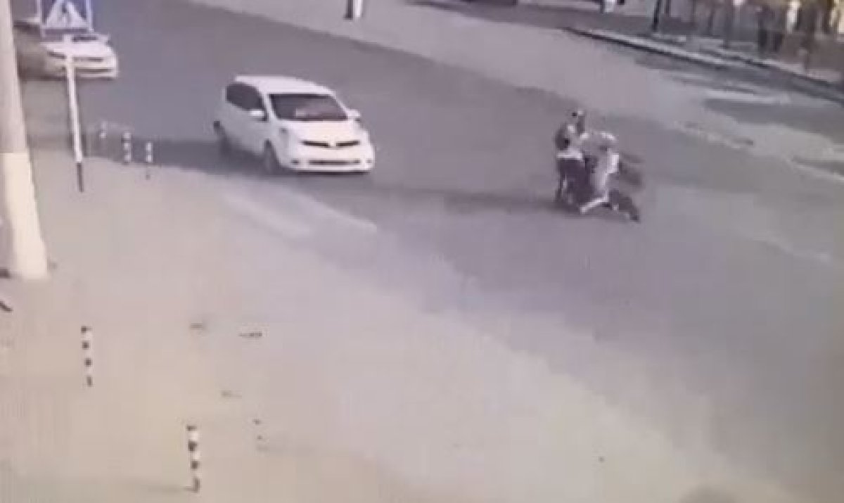 Пенсионер на скутере в Актобе сбил женщину и скрылся