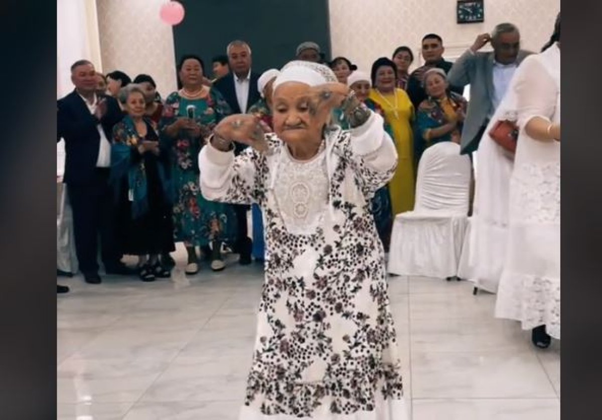 Танец 92-летней бабушки на тое покоряет казнет
