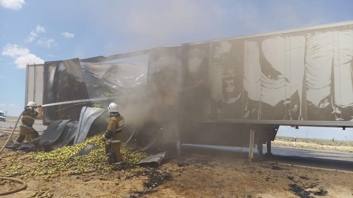 Прицеп с яблоками сгорел на трассе Актау-Жетыбай