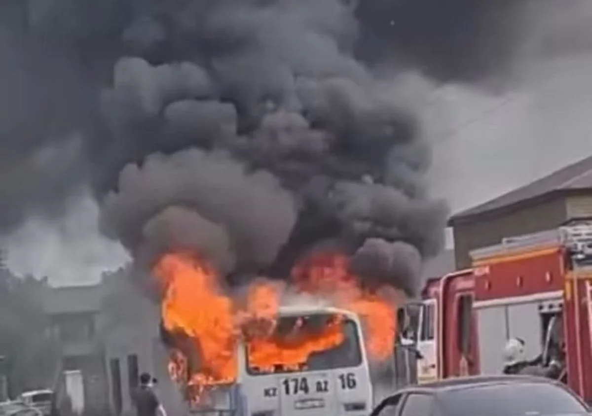 Семейде жолаушылары бар автобус өртенген