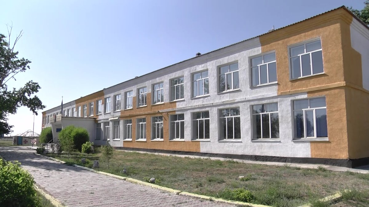 Павлодар облысында былтыр ғана күрделі жөндеу жасалған мектептің төбесінен су сорғалап тұр