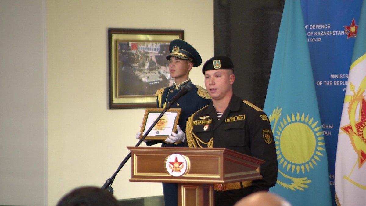 Солдатам срочникам вручили сертификаты на гранты в вузах Казахстана