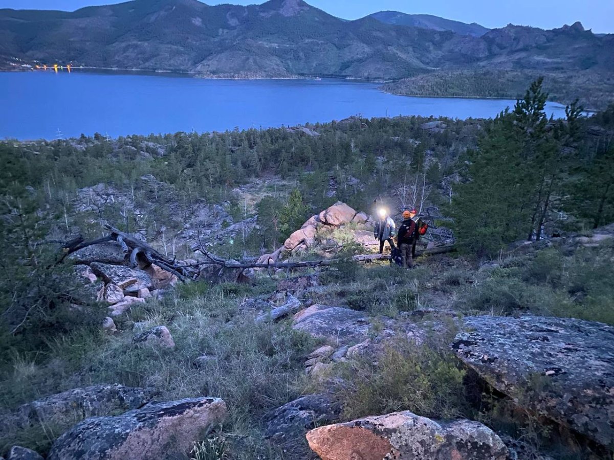 Упал с большой высоты: в горах Баянаула спасли мужчину