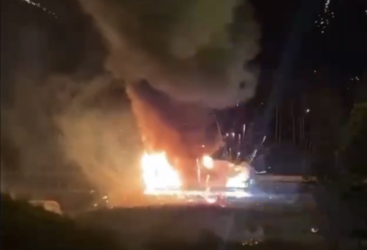 Грузовик с фейерверками загорелся в Подмосковье