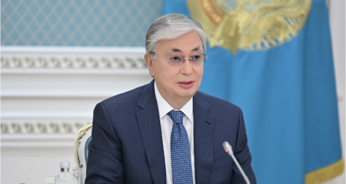 Токаев поздравил госслужащих и полицейских
