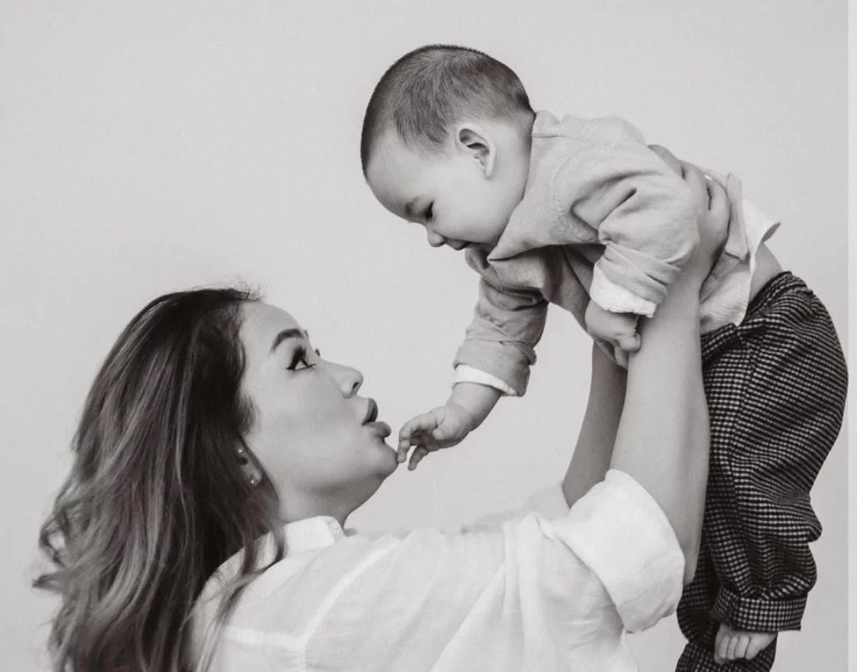 Мақпал Исабекованың ұлы Теодор бір жасқа толды